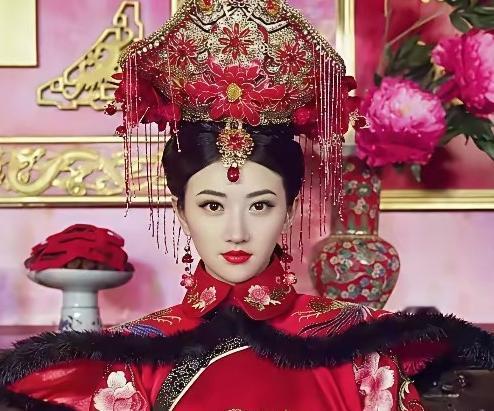 1608年，努尔哈赤将14岁的女儿穆库什，嫁给了政敌布占泰。怀孕的穆库什被扒光衣