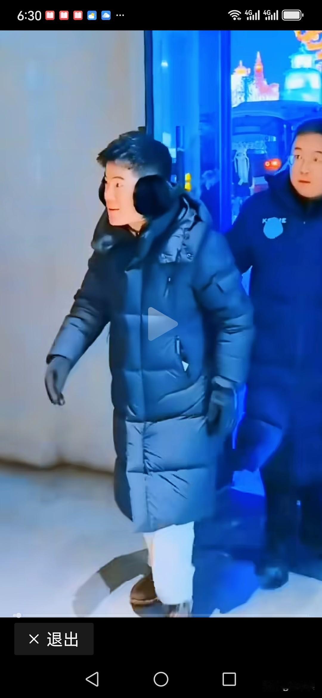 董宇辉，下播时的真实状况曝光，粉丝看完，心疼地说，他太不容易了。在视频中，只见