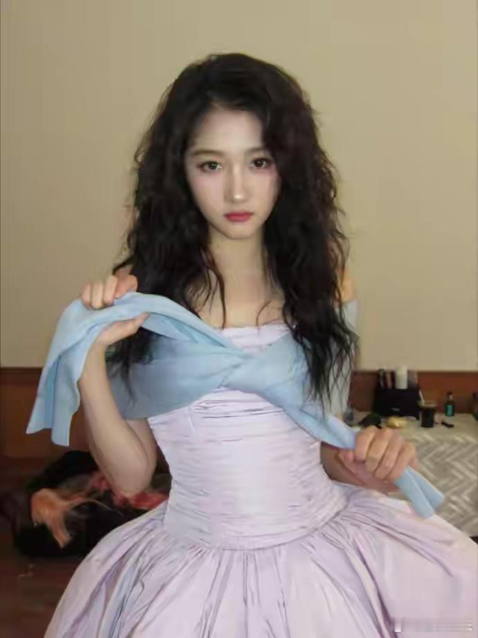 关晓彤未来请幸福从国民闺女到实力演员，你用坚持打破质疑，未来愿鲜花与掌声常伴，