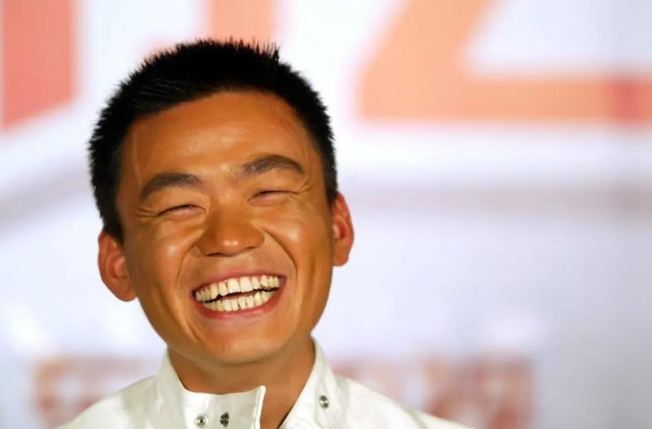 当年，王宝强肩扛一个大麻袋，气喘吁吁地来到冯小刚家，冯小刚不悦地问:“你来干什么