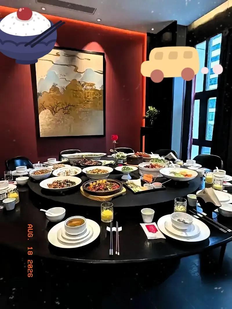 赵某峰、郁某栋进去了，但那张酒桌上，还有两拨人正瑟瑟发抖呢。先是那个非得把女