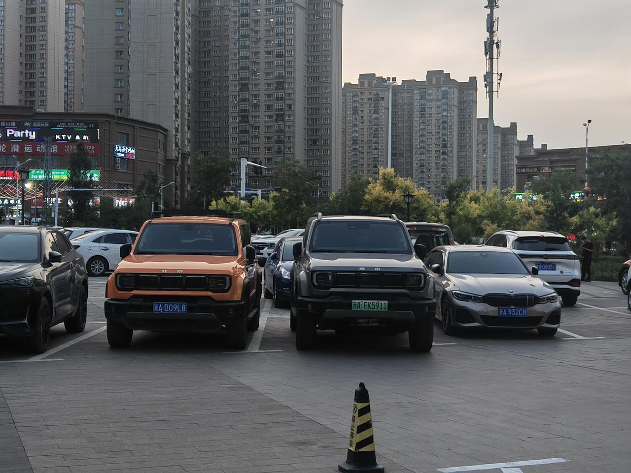 忽然发现，bj40e比燃油版的bj40高好多，显得车要大一号