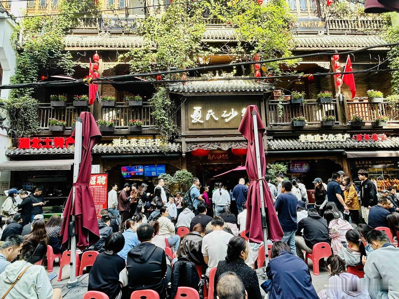 随手拍下的等位食客。今天上午我去武汉走亲戚，中午到武汉市江汉区万松街道的一家餐馆