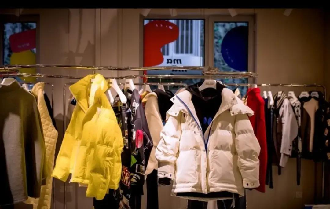 同事把三件压箱底的旧羽绒服抱去裁缝店，480块拼成一件中长款，上身效果比商场两千