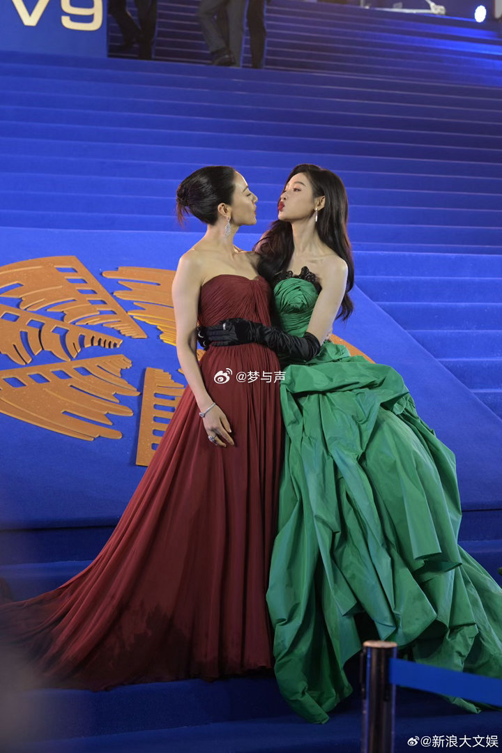 张天爱合影要亲亲高圆圆绷不住了高圆圆张天爱嘟嘴合影美女身边还是美女，这同框对眼睛