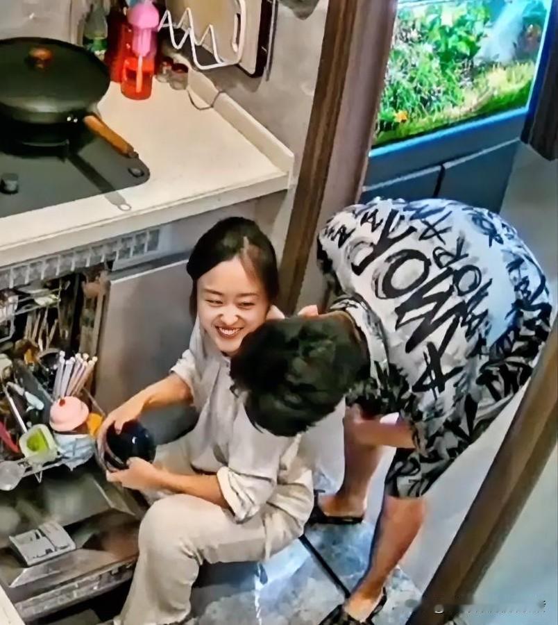 女子下班回到家，一推开门就看见老公正在打游戏，她心里掠过一丝失望，轻轻叹了口气，