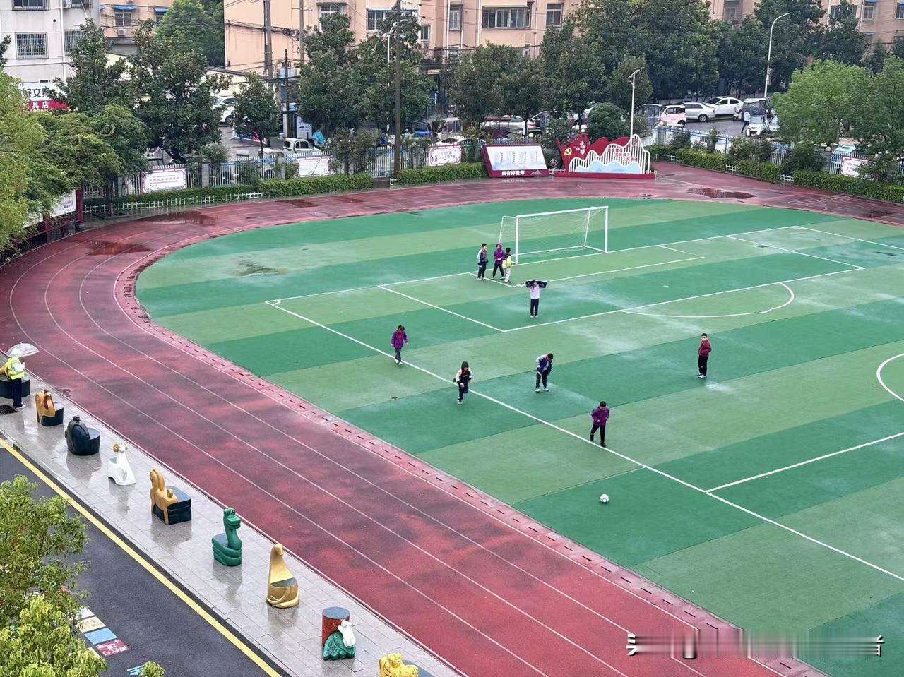 现在管教孩子，别再靠吼靠说教了，核心就是“顺着毛摸，对着心教”。孩子有自己的小想