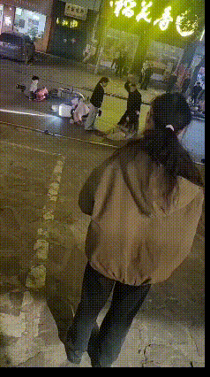 这TM有病吧，而且是狂犬病。2月21日，这段视频火爆全网，广大网友怒了。简直令