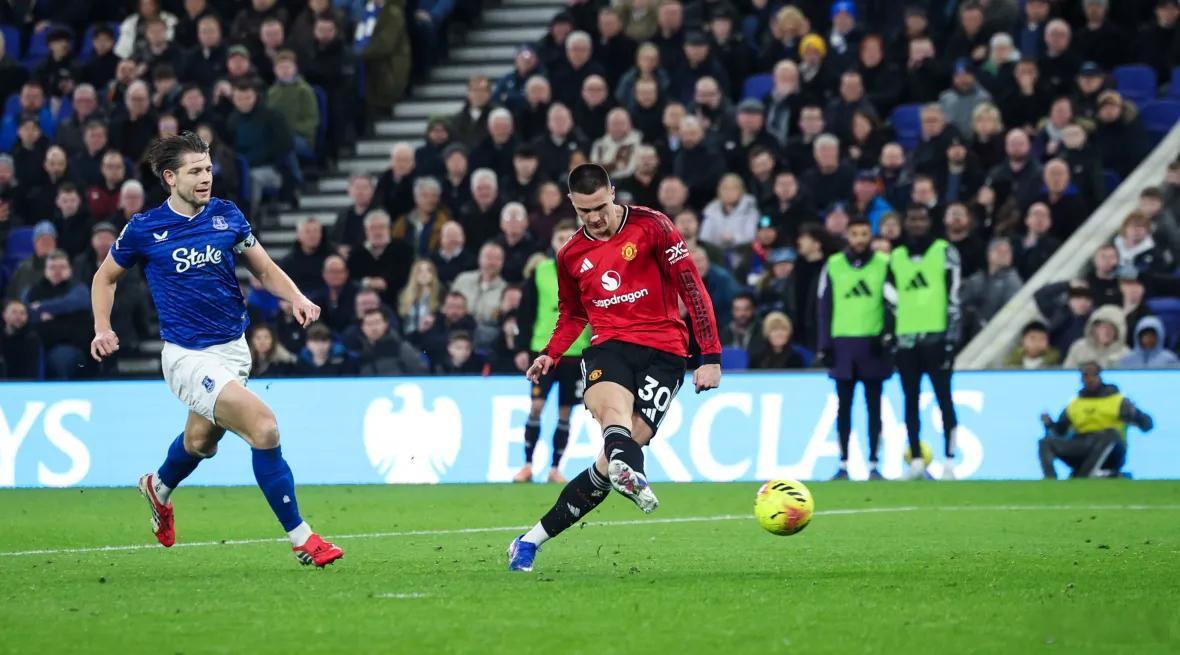 埃弗顿0比1曼联卡里克上任后，曼联5胜1平保持不败，本轮战罢又回到了积分榜第4