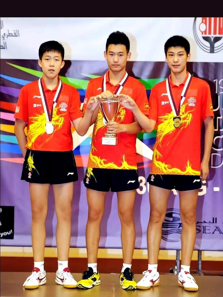 国乒奥运冠军，竟被指控少报两岁？一张老照片，王楚钦夹在刘丁硕和薛飞中间，个