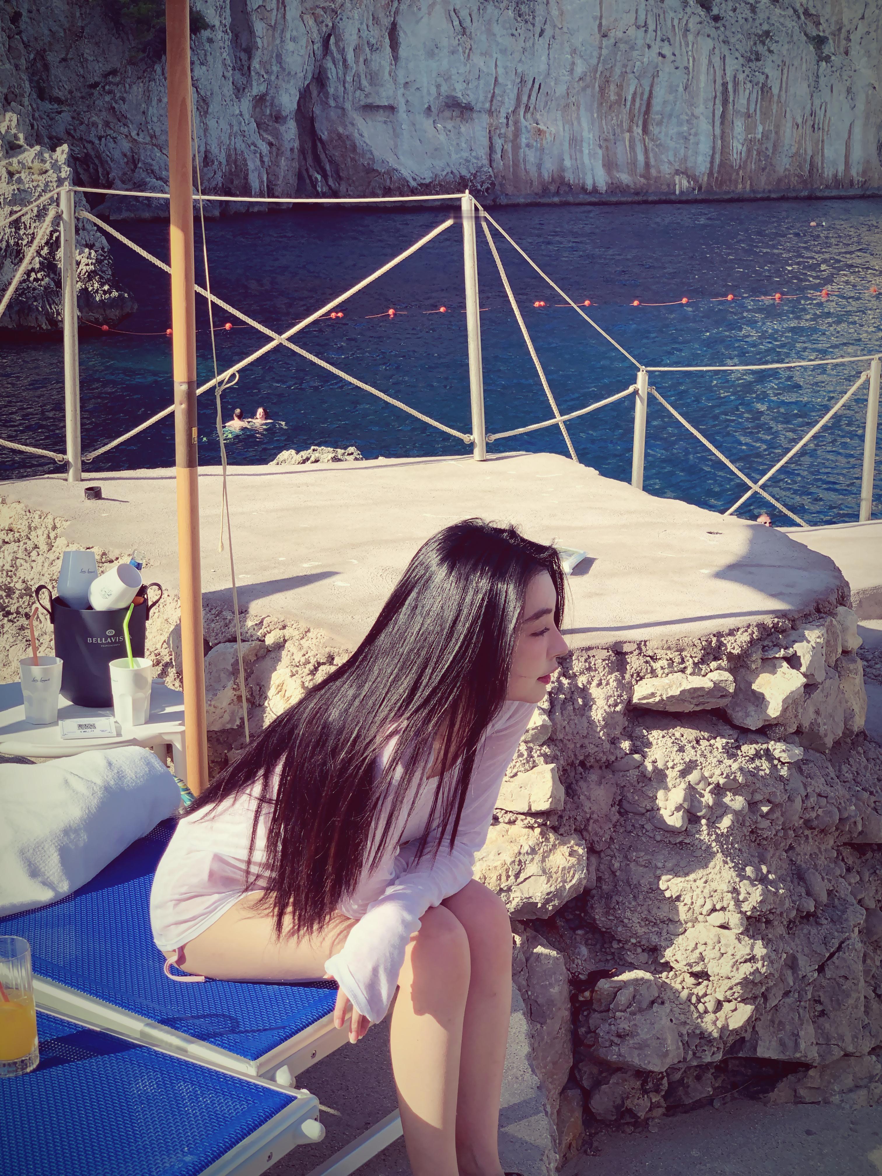 此女已经把美貌和身材修炼到顶级！🌊👙✨