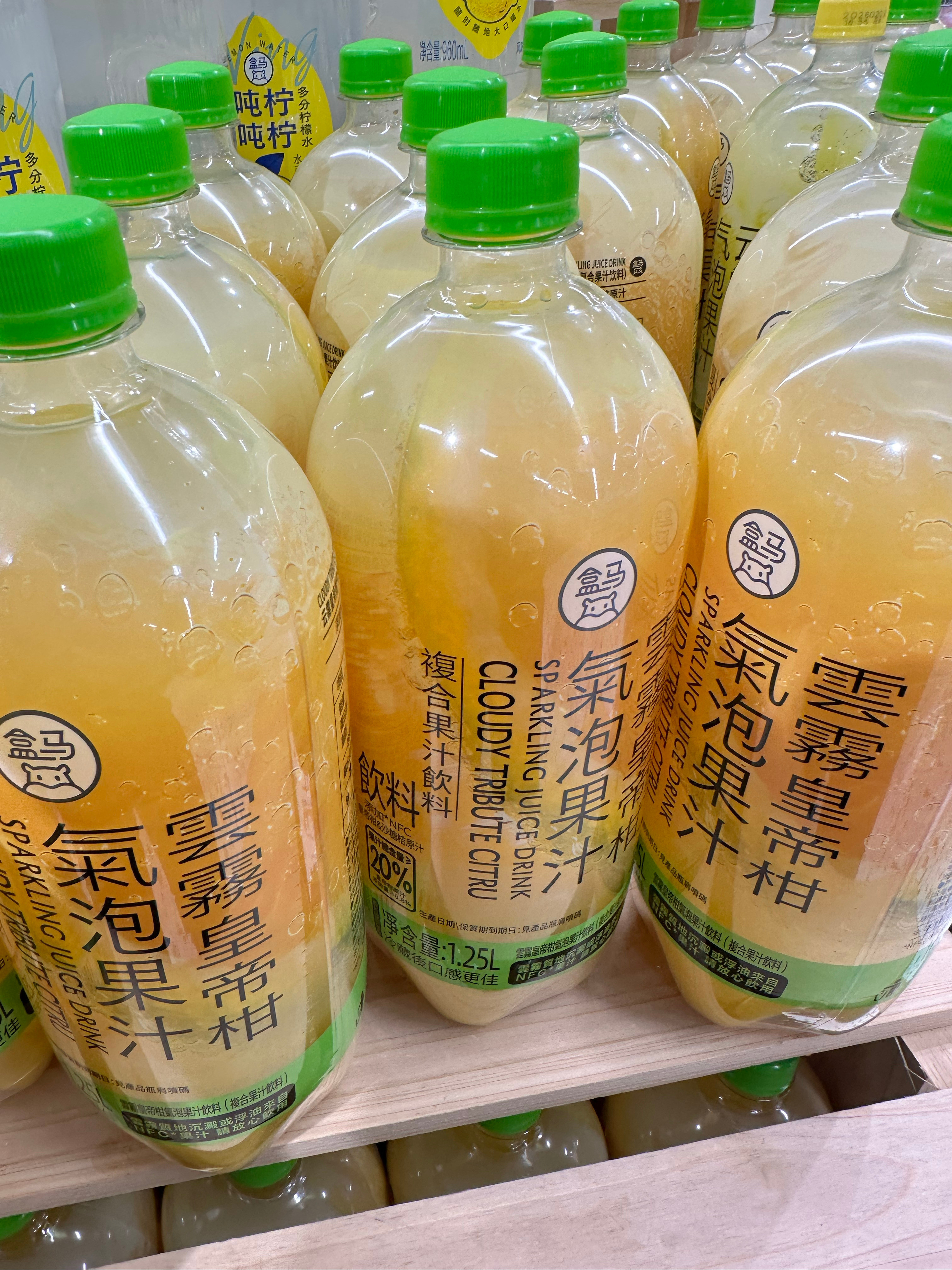 买果汁一定要看后面有没有小字“饮料”，带饮料的一律都不是果汁，而是果味饮料，比如