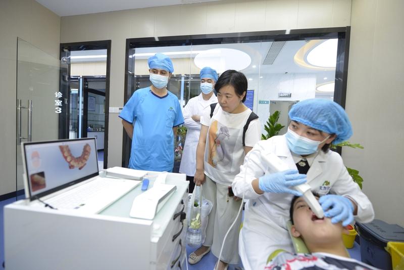 顾客去口腔诊所，最在意啥呢？从数据看，超5成消费者年龄在26-35岁，女性占