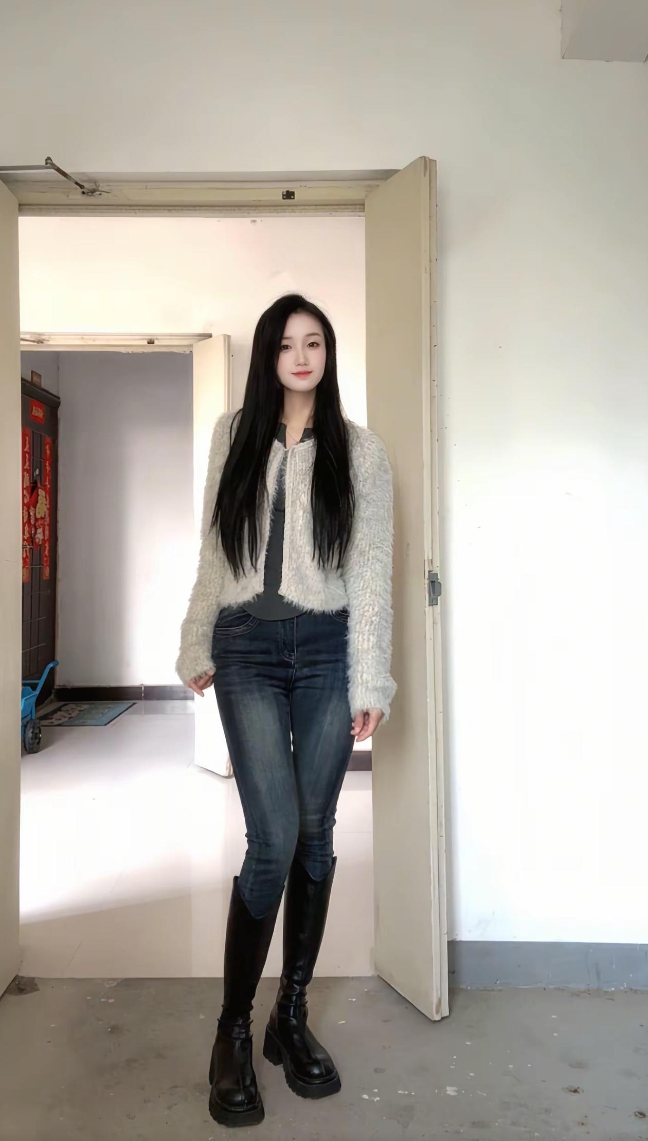 时尚穿搭指南：毛绒外套+牛仔裤+高筒靴，秋冬必备！🌟👗👢