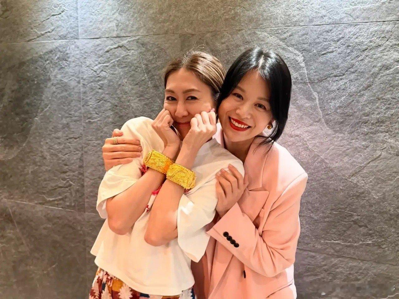 胡杏儿居然送胡定欣龙凤镯,她对朋友真的可以,出手大方!月初胡定欣公布了结婚喜讯,