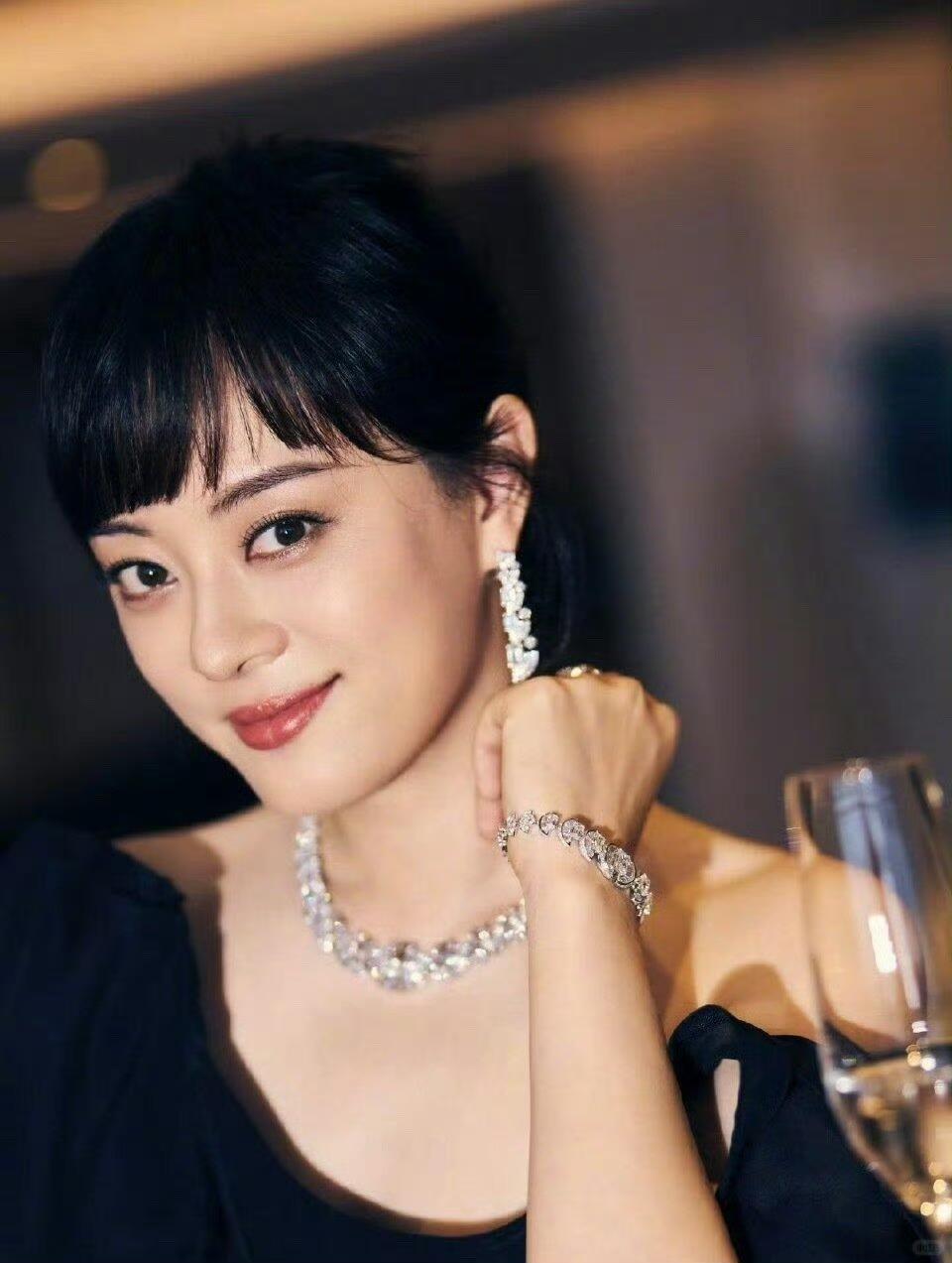 之前被说成"旺夫痣""甄嬛福气印"的那颗，原来根本不是痣——拍戏意外溅进脸里的碎