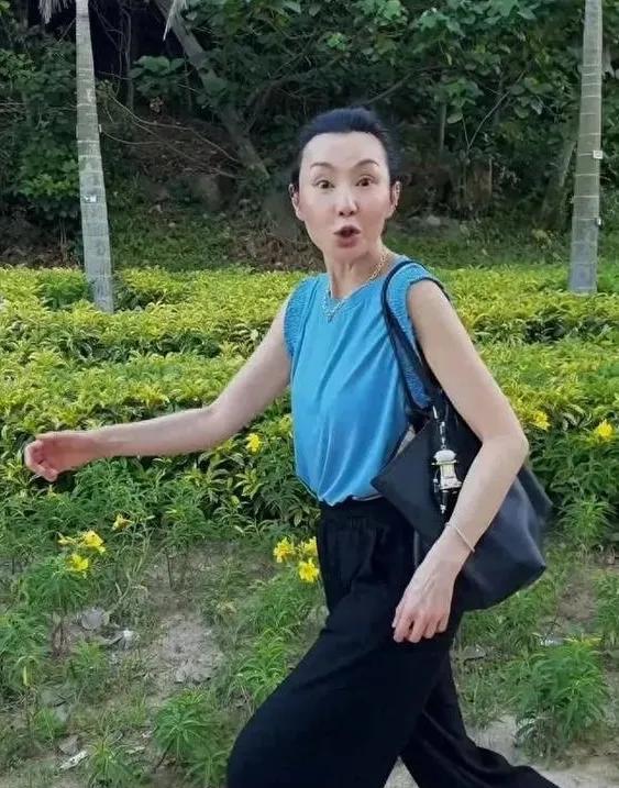 60余岁的张曼玉就是普通的邻家大婶，随意的穿着，遇事夸张的表情，还有站在街头舒展