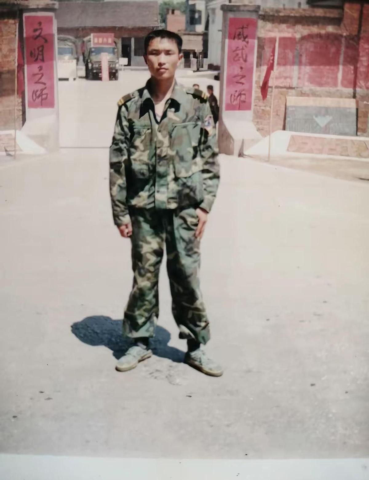 99年退伍的那批人，走的时候连行李都来不及打包，部队就裁了。二十多万人，说走就