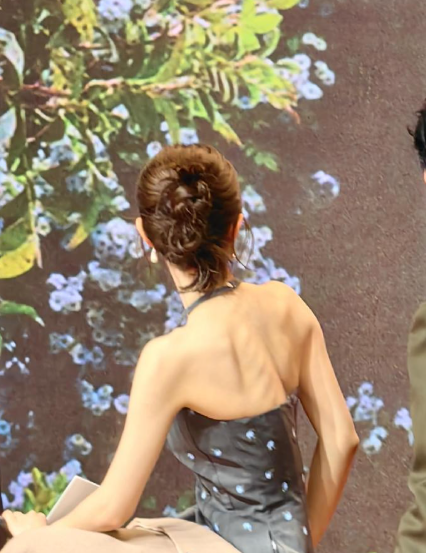 赵今麦从背面看这排骨，体重能有70斤吗？​​​