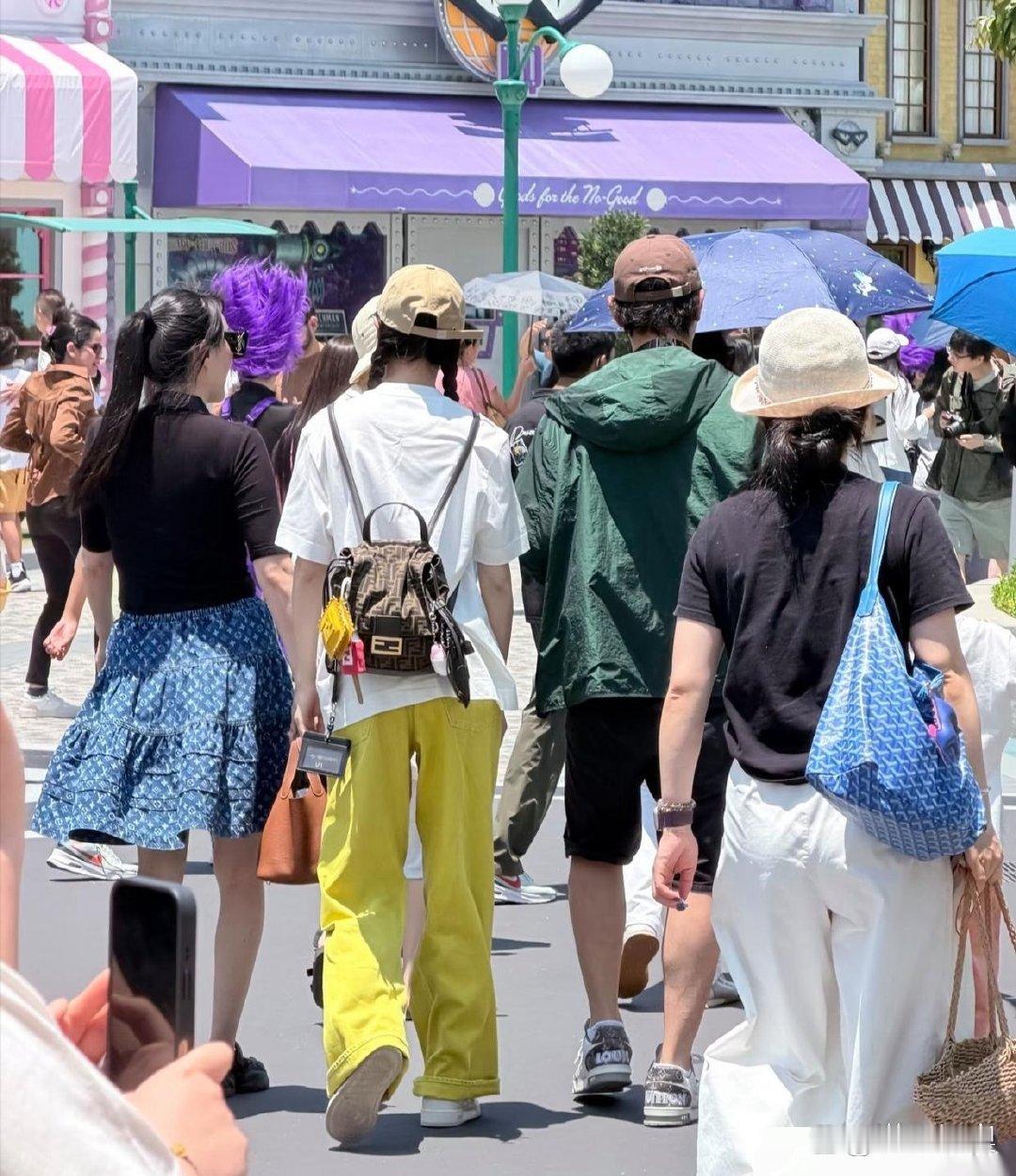43岁唐嫣和老公女儿一起现身新加坡游玩，她的打扮好年轻，扎着两条麻花辫，少女感满满！罗晋和女儿一起骑