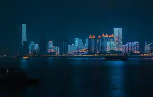 一个香港人在武汉住了几天，回酒店差点哭了。不是因为受委屈，是心里堵得慌——这座城