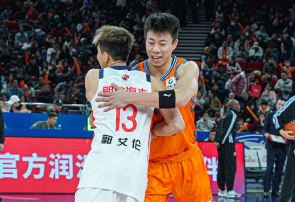 CBA怪象，郭艾伦赛前就官宣不打，转头就跟张镇麟和弗格在场边有说有笑，这哪是CB