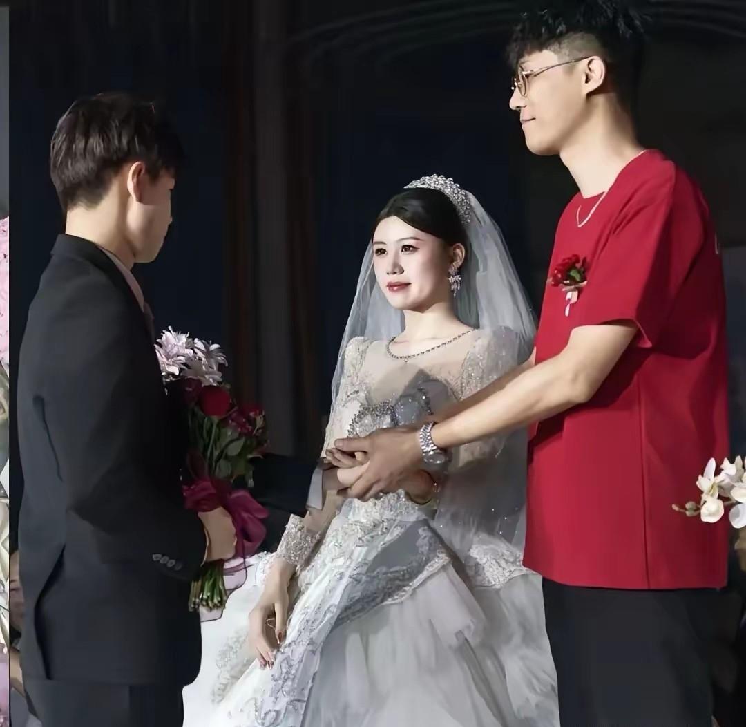 最近广东潮州的一场婚礼火爆全网，本来所有人都是过来祝福新人，没想到新娘的爸爸意外
