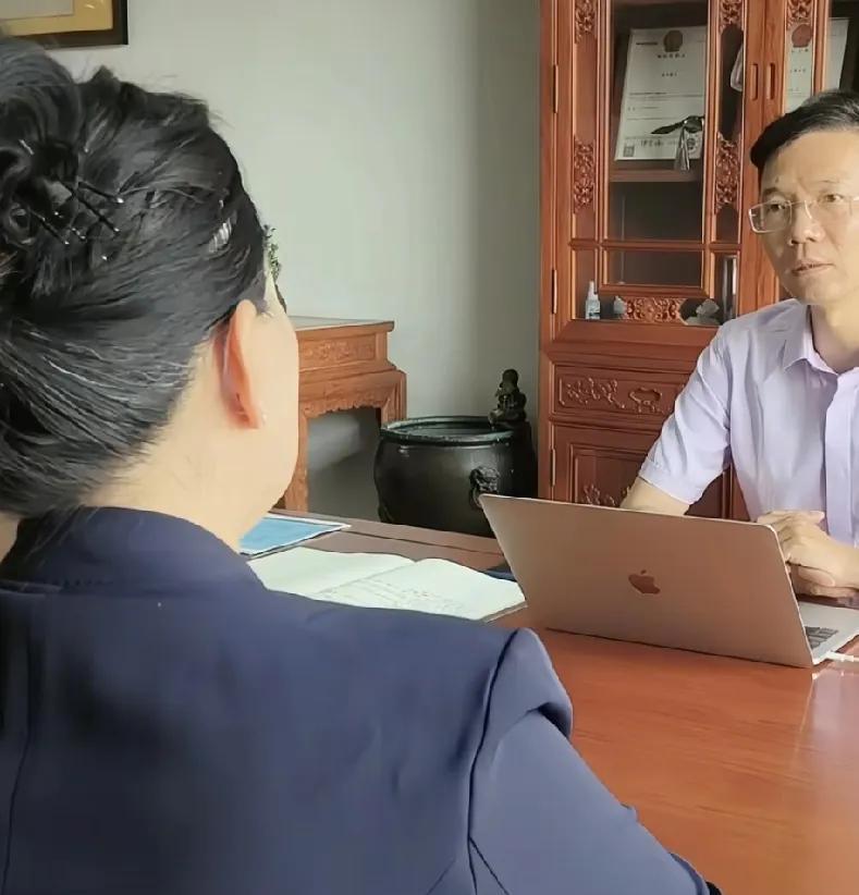 帽子叔突然打电话给善良母亲，又是对门那批货，看来有人真的害怕了。明天上课在即，