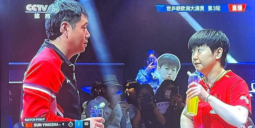 看图说话[捂脸哭]莎莎：邱爹你看后面那人拿的啥？邱爹：你听我说话看后面干啥？