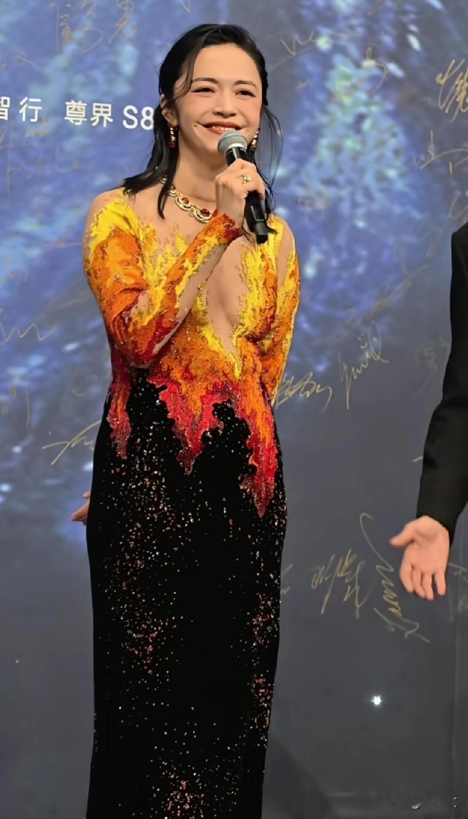 说实话，姚晨穿的这件衣服和她有点不搭，在我看来穿职业装比这个好看应该😅