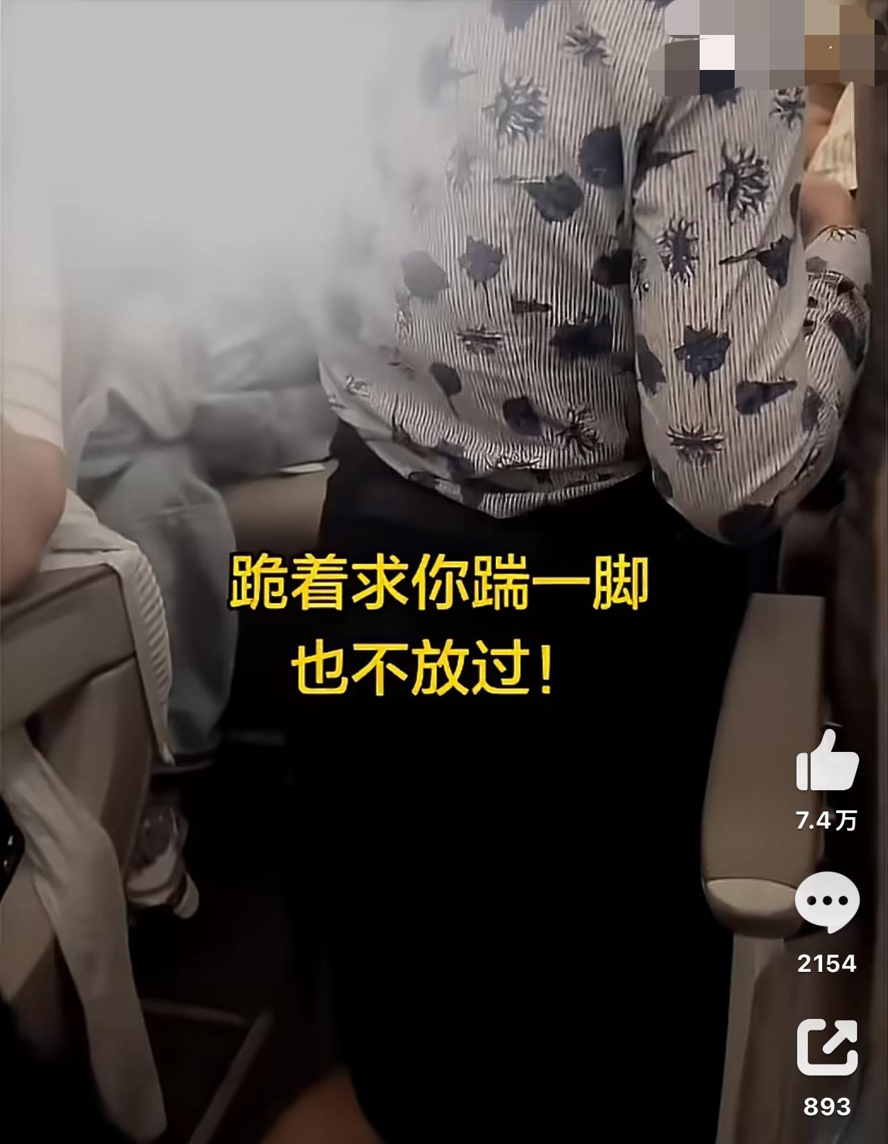 东航空姐跪地道歉事件目击者发声9月28日晚间9点左右，东航一架合肥飞往大连的航