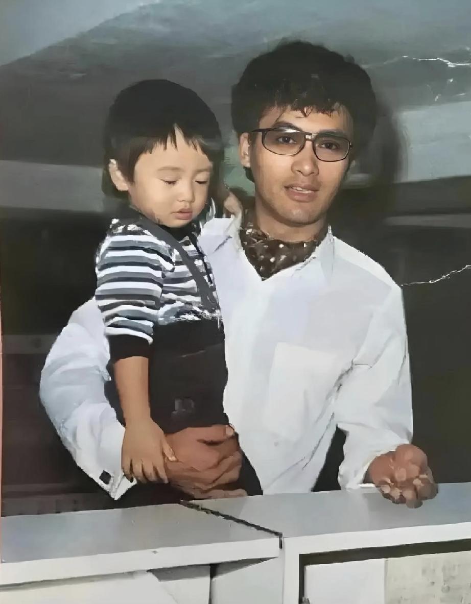图一，当年的周润发抱着3岁的谢霆锋买汽水喝，那时的周润发正走红，他曾在谢贤、狄波