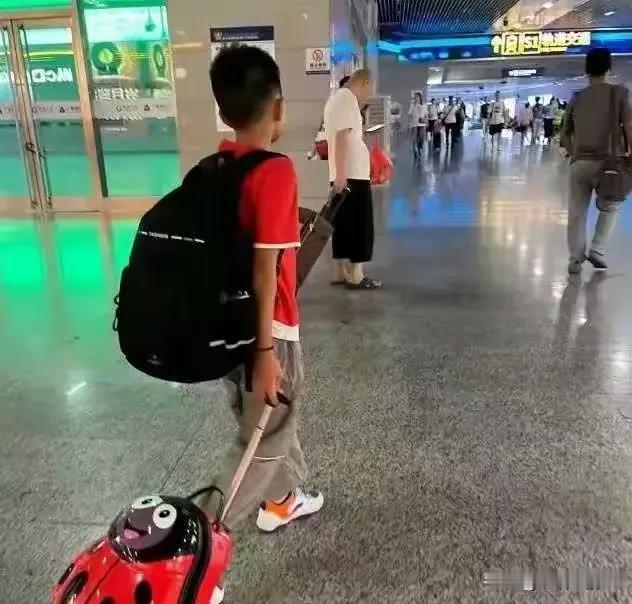 令人同情难过啊！在贵州遵义市发生了这样一件事:一个11岁小男孩妈妈不在了，爸爸给