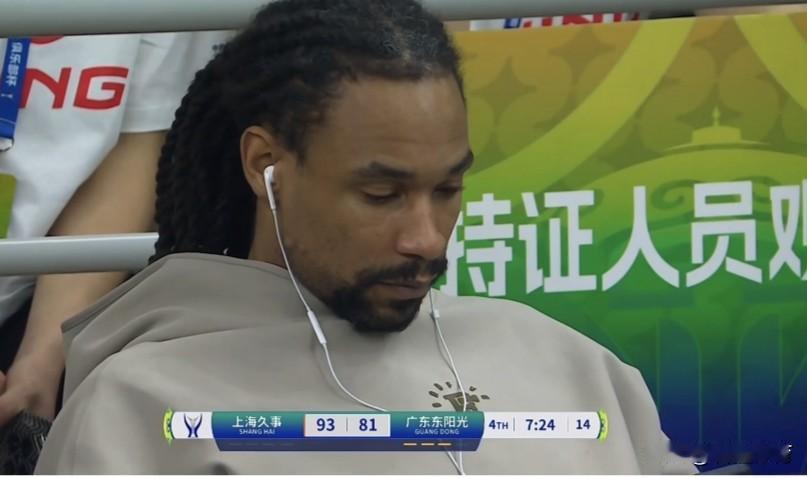 队友在场上拼搏，球队落后，萨林杰竟然在场下戴着耳机看手机连眼都不抬一下？这样