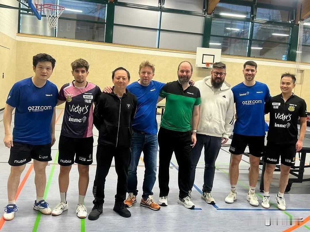 樊振东与球队的新合照来啦！大汗淋漓的东东，应该是正在练着球就被喊来合照了。我