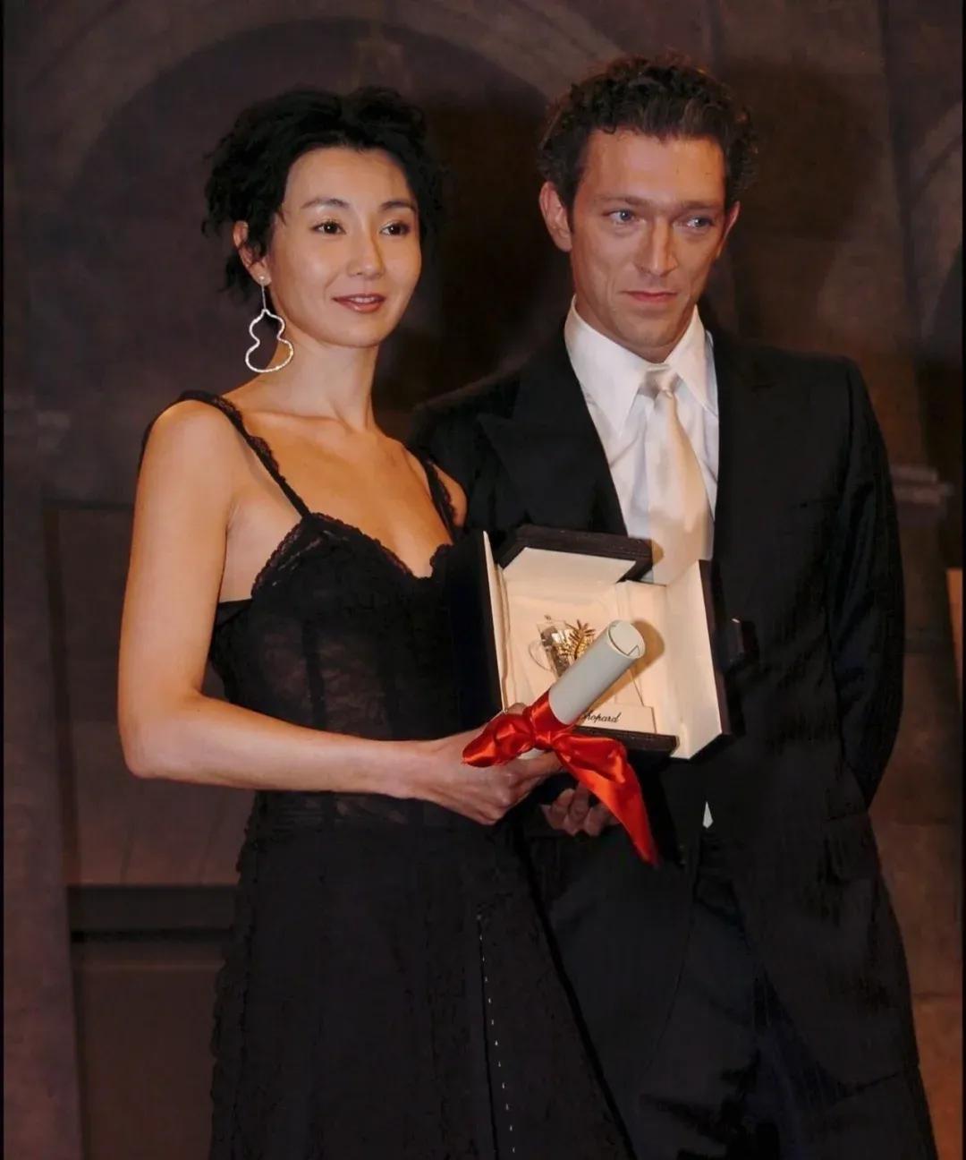 图1是2004年，张曼玉凭借前夫奥利维耶·阿萨亚斯执导的《清洁》，获得第57届戛