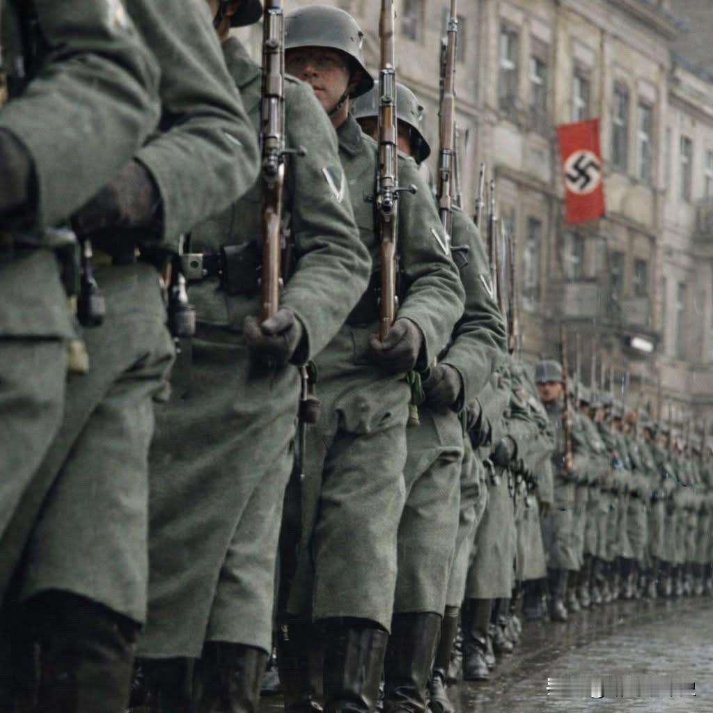 1938年，德军士兵排着整齐的队列，行进在街道上。德军老照片德军影像德国