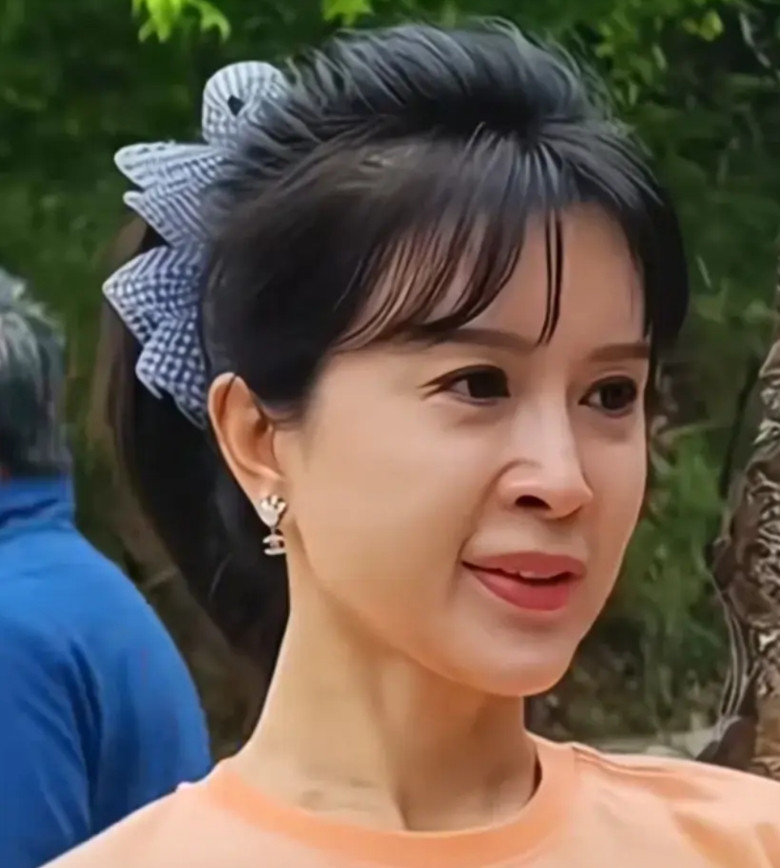 为什么女明星的颜值特别容易出现断崖式下滑呢？金巧巧也不过刚到50岁而已，脸部状态