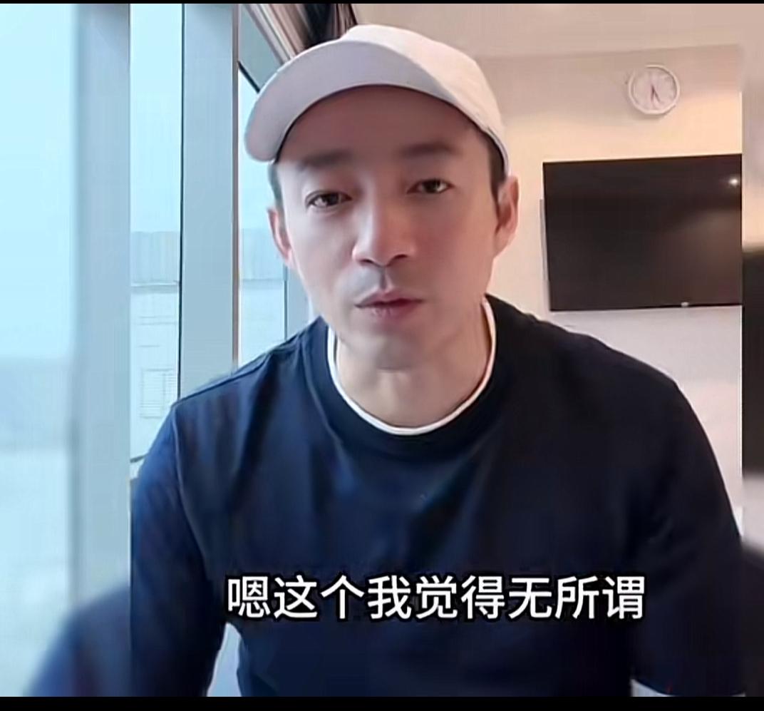 汪小菲在医院直播，有人说想看七宝。汪小菲说：＂长大点吧，这个无所谓。以后出去玩什