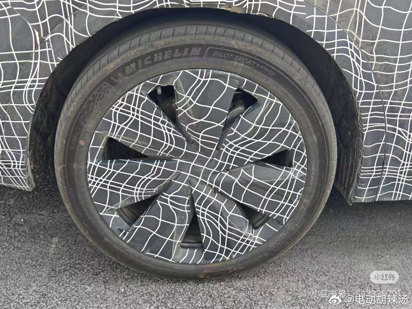 车友看到了新L9的伪装车，前排两张桌椅都有了腿托，内饰和i系列不太一样…轮胎也换