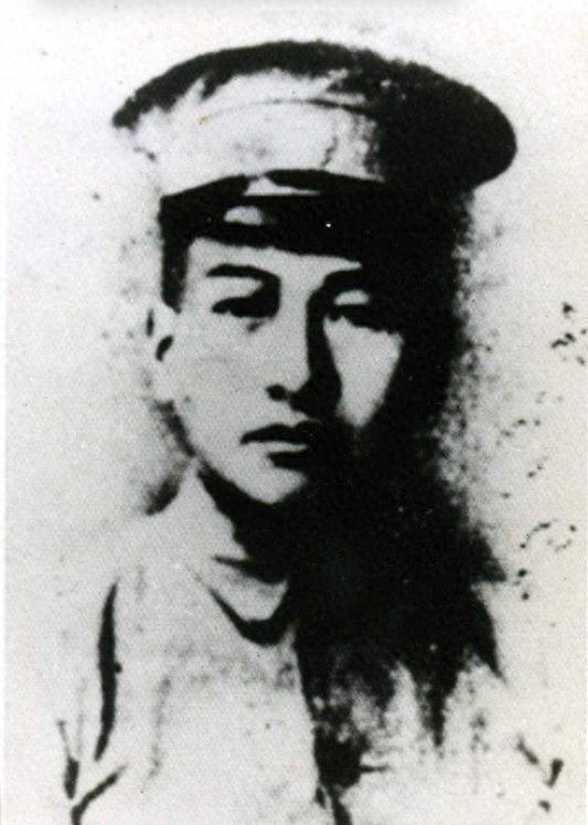 山东一位青年致信询问父亲去向，邓大姐坦言不知情，推测或许陈赓能了解相关情况？1