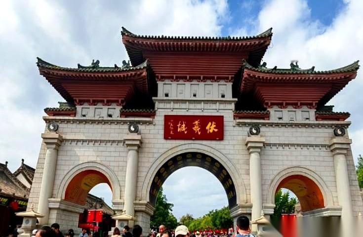 一百多万人。这是兰州偷偷藏起来的家底，也是它最大的底气。嘴上谁都嫌它堵，嫌它