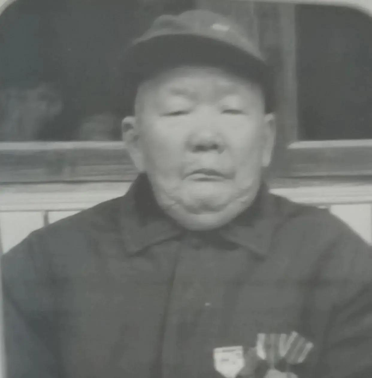 1940年春天，刚满十九岁的陈楚军在田里劳作后回到家中，做铁匠的哥哥陈胜军已经被