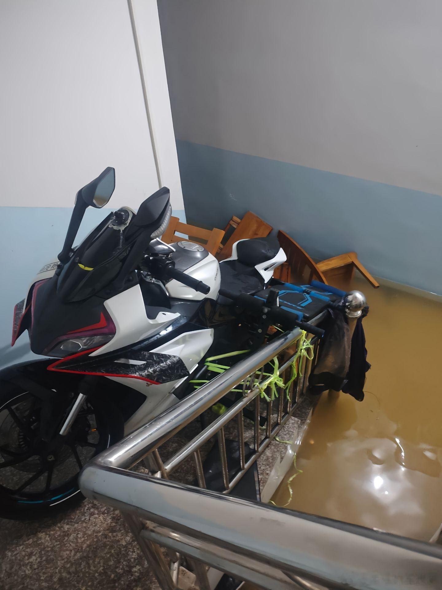 广西贵港大雨啊！车友们，能救一辆是一辆吧！