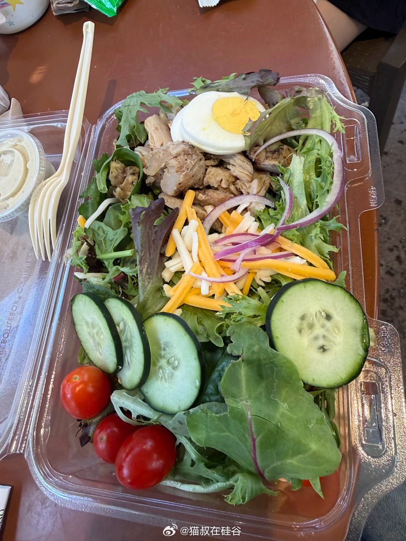 今日午餐。厨师沙拉不加酱。满嘴都是青菜原味。我和伊宝她妈说，能和你吃到一起的人也