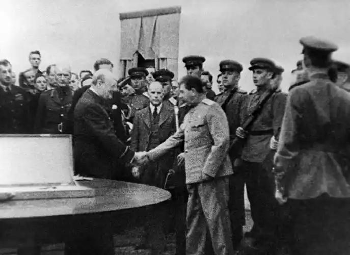 德黑兰被炸真相大白：霸权再凶，遇上硬茬也得认栽德黑兰突遭空袭，总统府直接被