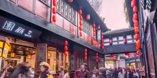 有没有想过，你耗尽调休、抢溢价机票、挤破头订酒店，奔赴千里，结果发现：走遍全国，