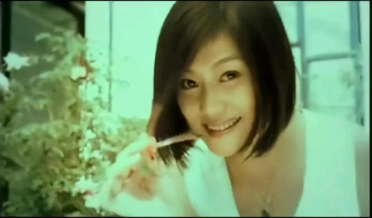 何静年轻时还挺年轻的，大她十岁的千百惠女人味十足。高大林在年轻和女人味十足之间选