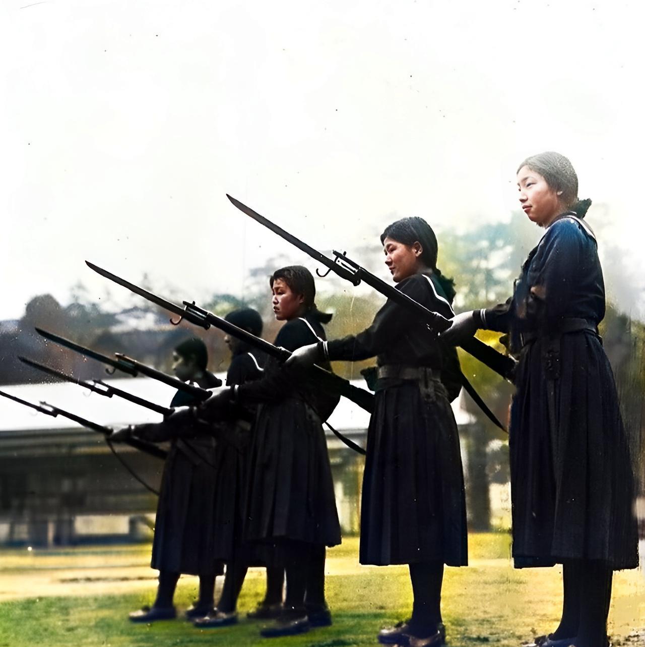这是1937年日本东京高中的女生在学习步枪和刺刀的基本战斗技能。她们身穿统一的学