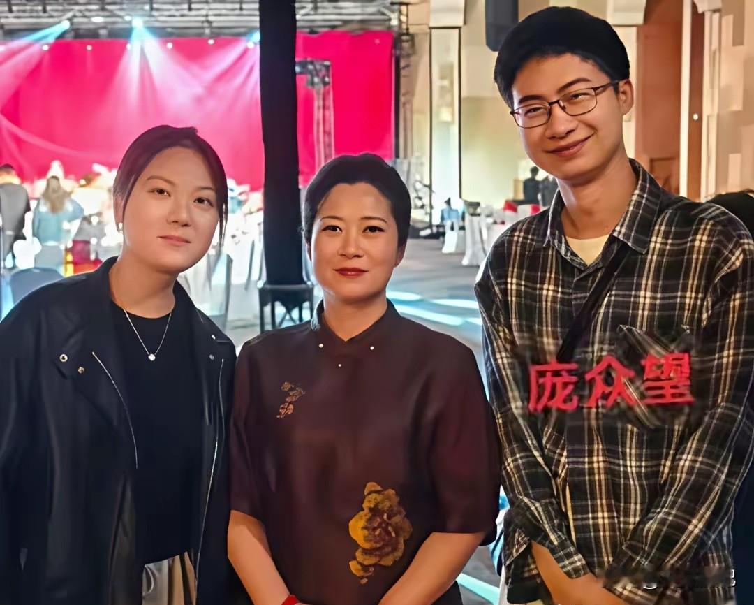 庞众望带未婚妻和岳母合了个影。中间那位气质温婉的阿姨。就是他未来丈母娘。